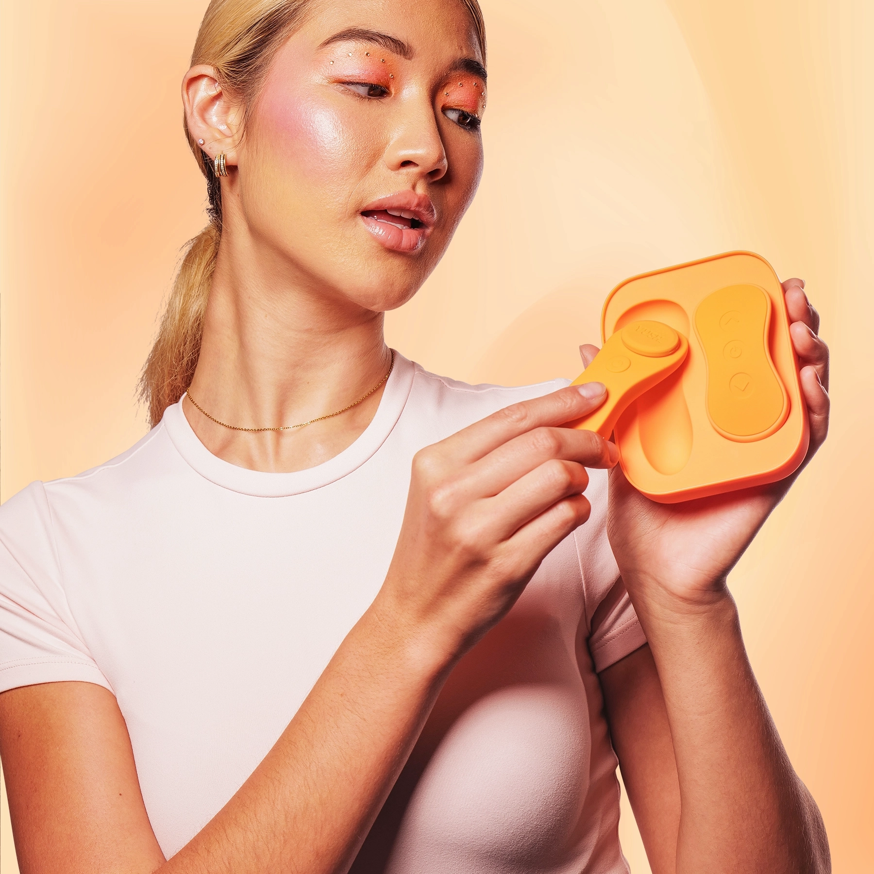 Luna - Rechargeable Wearable Vibrator with Travel Case   Remote Control