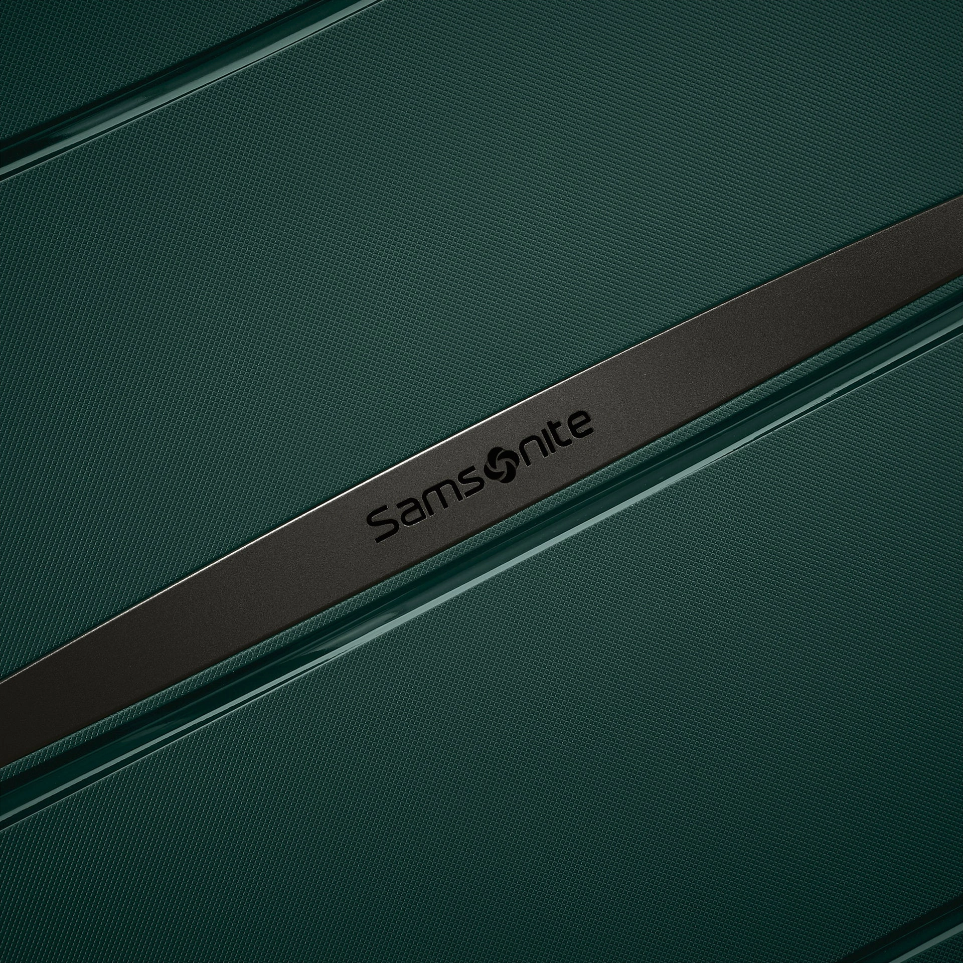 Outline Pro Hardside 29" Luggage