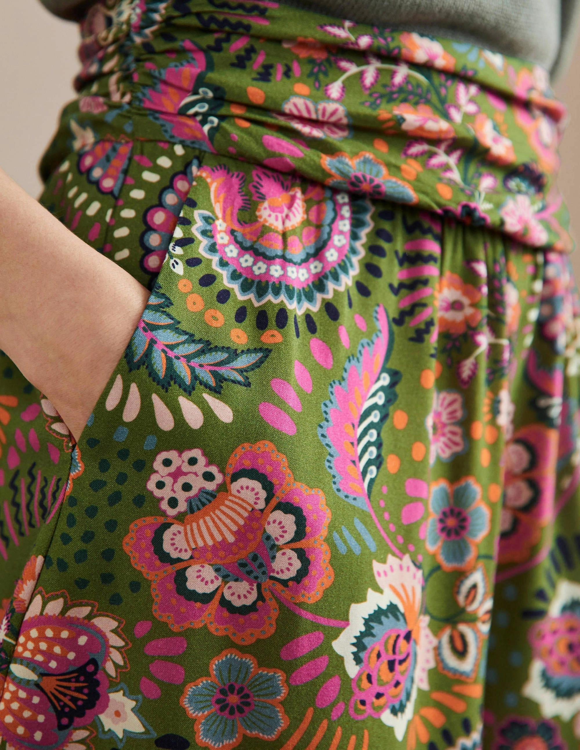 Ruched Waistband Shorts-Pea. Decorative Meadow